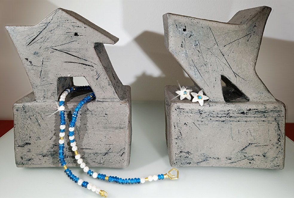 zwei x Tierkeramik von Peter Taubert mit Schmuck von Petra Rink